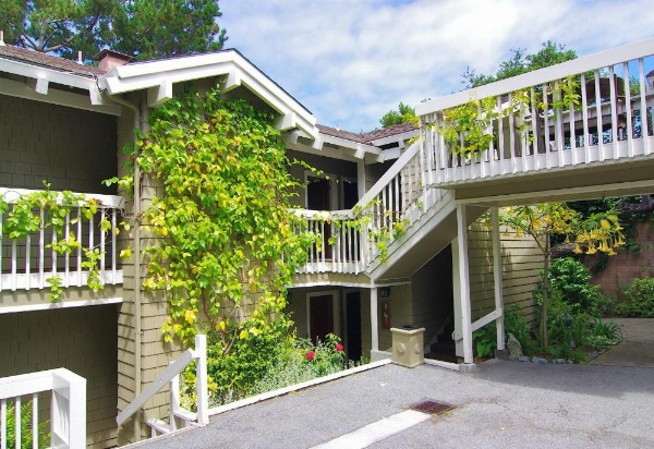 Carriage House Inn image 28